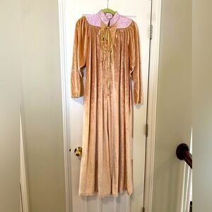 Bill Tice | Vintage crushed velvet lounge caftan dressing robe with pock…